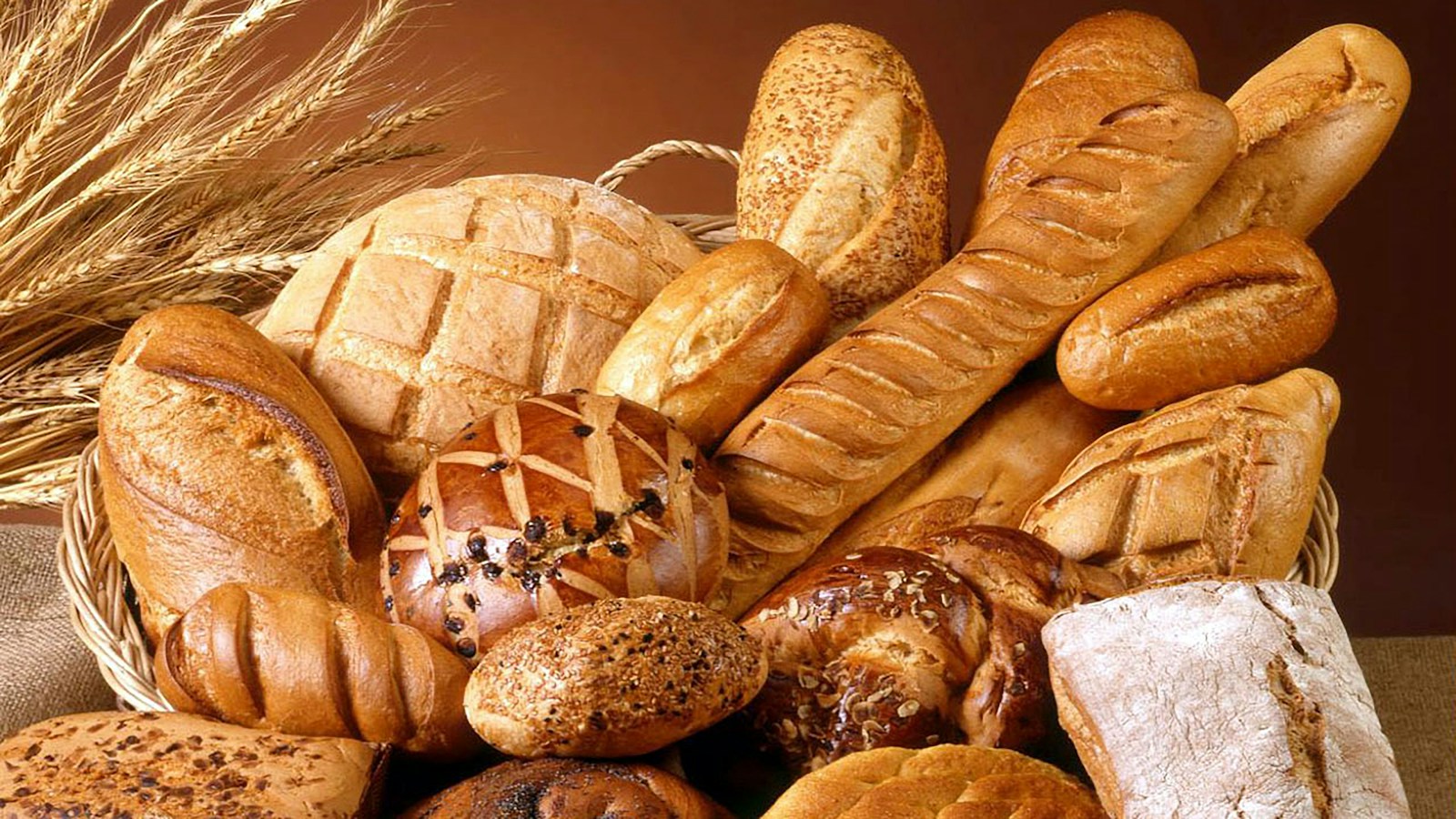 Assortiment de pains et douceurs boulangères